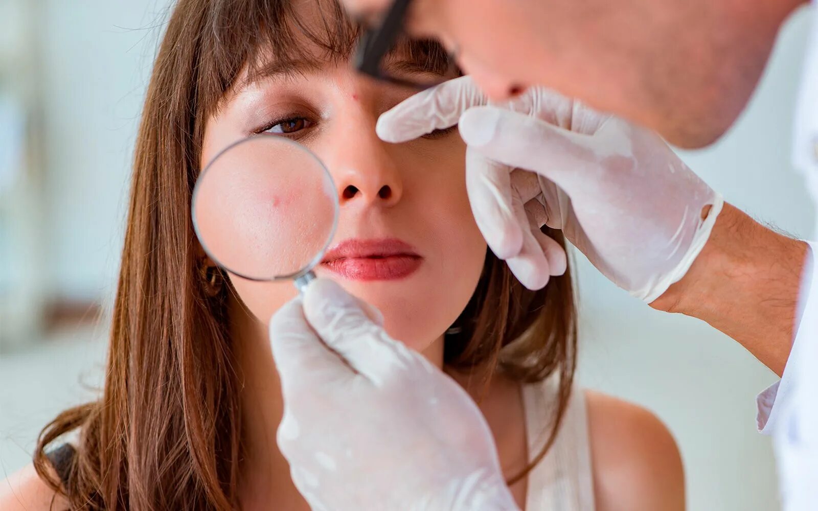 Лицо прыщ врач лечит