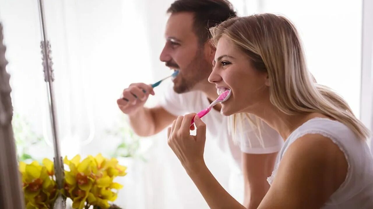 Муж чистит жену после. Чистим зубы!. Чистка зубов утром. Девушка чистит зубы. Мужчина чистит зубы.