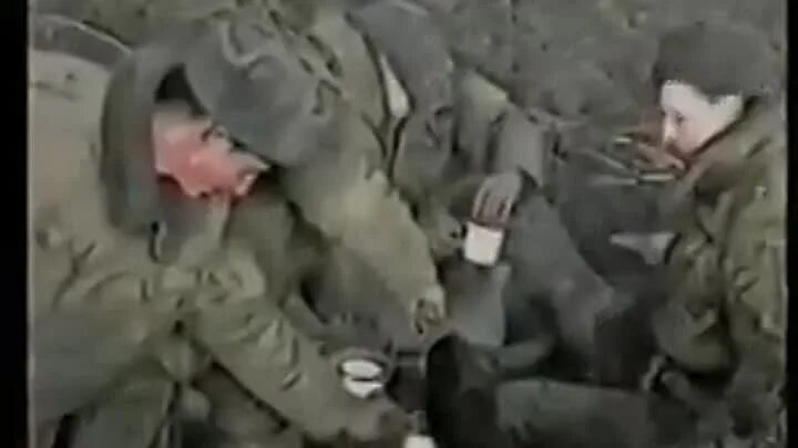 Попал под пули. Попал под пули. Столкнувшиеся пули под сталинградом. Чечня в огне здесь афган. 50 калибр винтовка патрон.