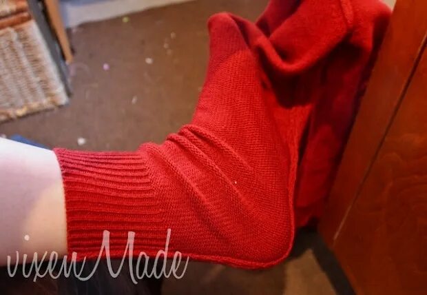 Кофта для куклы. Кофта из носка для кошки сфинкса. Шерстяные носки. Одежда для кукол из носков. Носки из рукавов старого свитера.