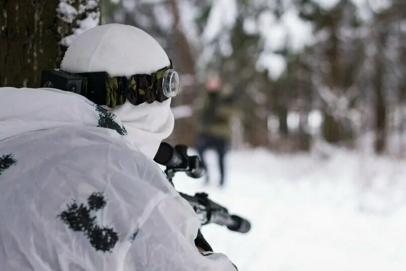 лазертаг. лазертаг зима. пейнтбол зимой для детей. лазертаг зимой. лазертаг зима.