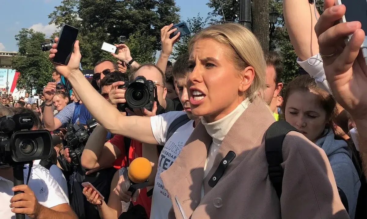 Представитель оппозиции. Оппозиционеры России. Выступление на митинге. Оппозиционер любовь Соболь. Кричит на митинге.