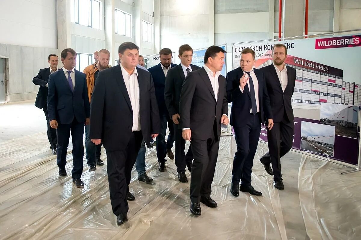 Воробьев губернатор в климовске. Воробьев губернатор в климовске. Воробьев губернатор в зимней куртке. Климовск. Обносов борис викторович.