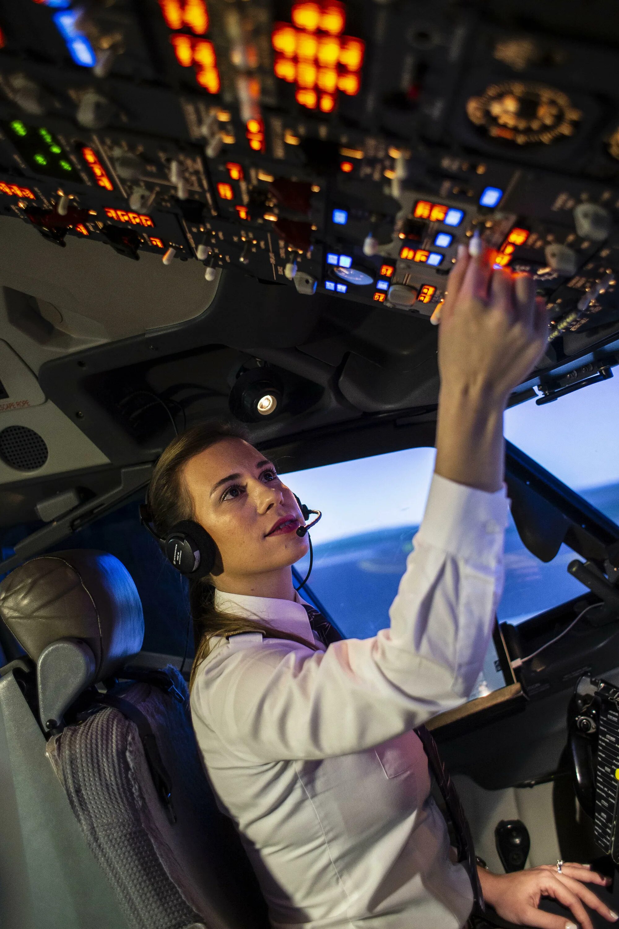 Летчик гражданской авиации. Девушка в кабине самолета. Пилот гражданской авиации. Кабина пилота гражданской авиации. Пилот самолета.