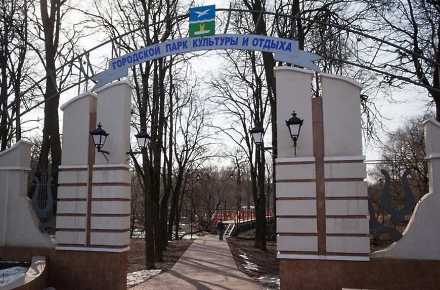 Памятник прокину в чехове. Антон павлович чехов статуя. П. Город чехов советская площадь. Памятник чехову в городе чехов.