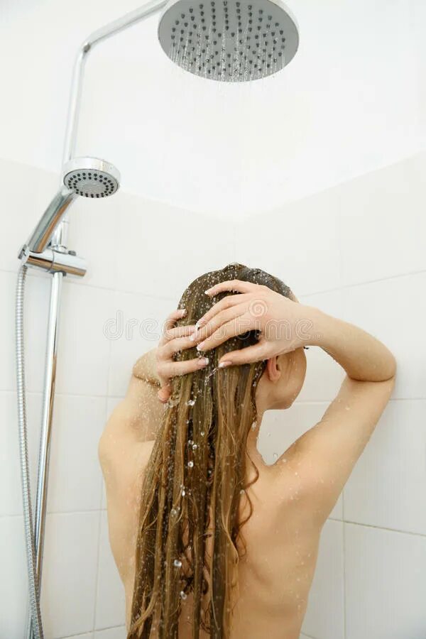 Моется в душе. Мытье в душе. Девушка моется под душем. Девушки моются в душевой. Blonde shower