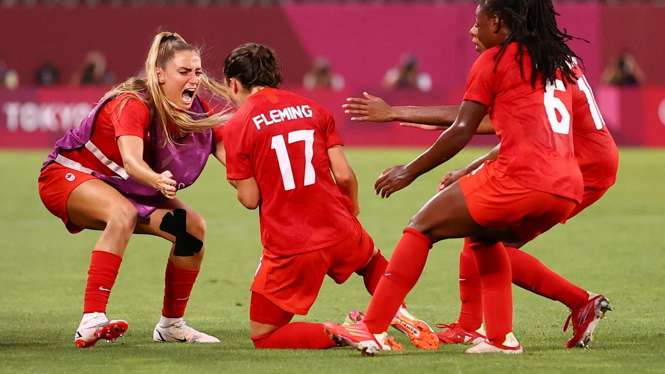 Футбол франция канада женщины. Women's soccer team. Женская сборная по футболу. Женская сборная перу по футболу. Празднование в футболе одному.