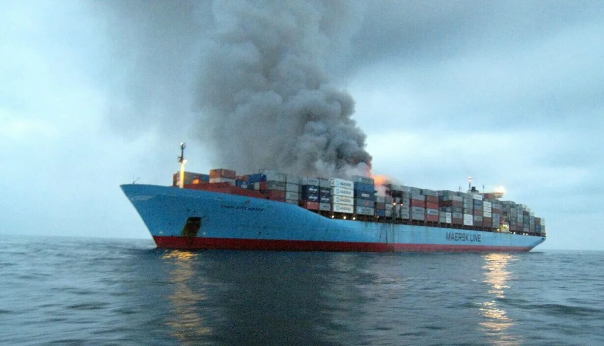 Груз на судне 5. Фиттер на судне. Пожарная безопасность на судне. Пожар на Charlotte Maersk. Маерск Алабама.