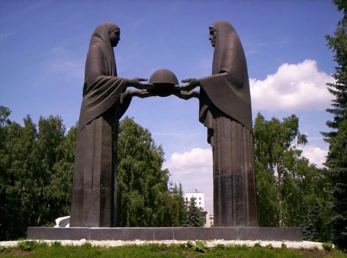 Скорбящая мать мамаев курган. Мемориал память скорбящие матери. Вечный огонь самара площадь славы. Мамаев курган памятник скорбящей матери. Памятник вов в перми мать скорбящая.