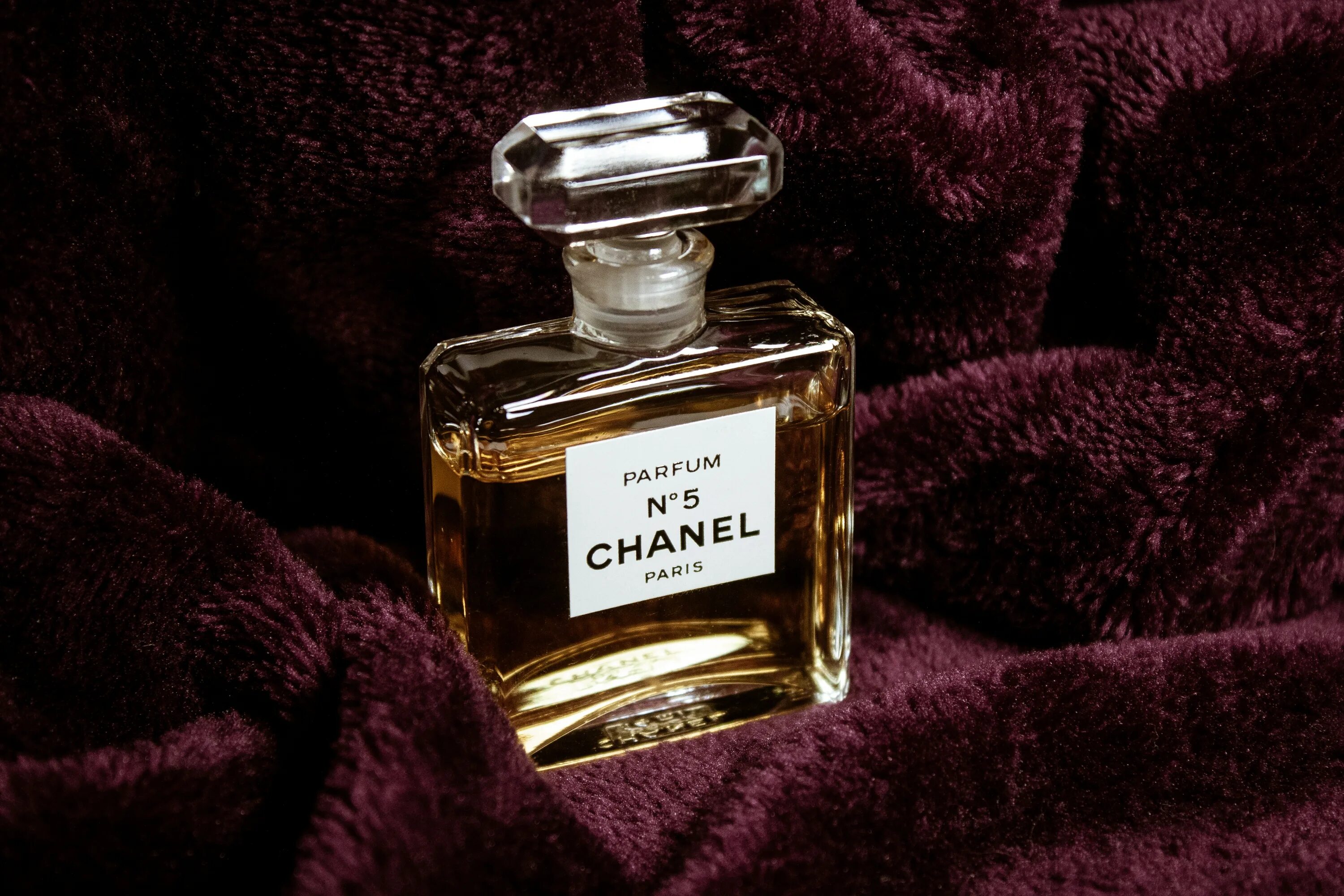 Самый стойкий шлейфовый парфюм. Парфюм Шанель 5. Шанель 5 духи женские. Coco Chanel 5 духи женские. Духи Шанель номер 5 Эстетика.