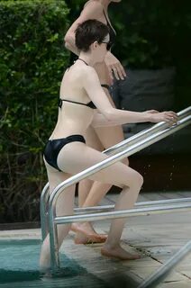 Anne Hathaway’s Feet, Toes And Soles - HD Pictures - Legs.