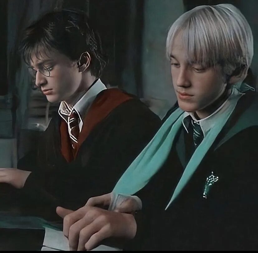 Гарри поттер дрокомалфой. Гарри поттер и драко малфой. Гарри и малфой. Драрри 18 гарри и драко. Гарри и драко арт.