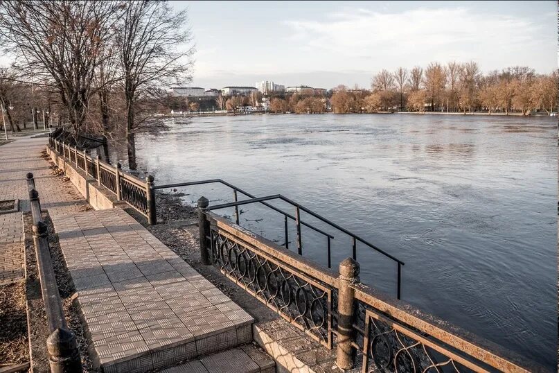 Уровень воды в днепре могилев сегодня. Могилев набережная Днепра. Гомель затопило набережную. Гомель набережная. Александров город набережная.