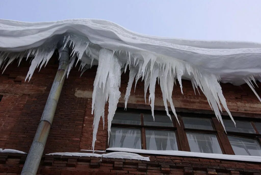 наледь снега. обогрев крыши от наледи. сосульки. зимняя наледь. падение наледи и сосулек.