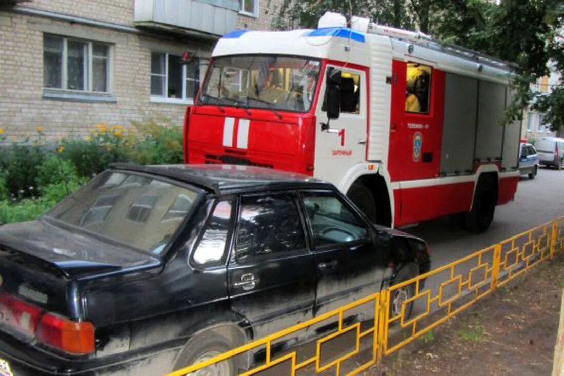 Проезд пожарной машины. Ваз 2115 пожарная. пожарная машина во дворе. проезд для пожарной машины. проезд пожарной техники.