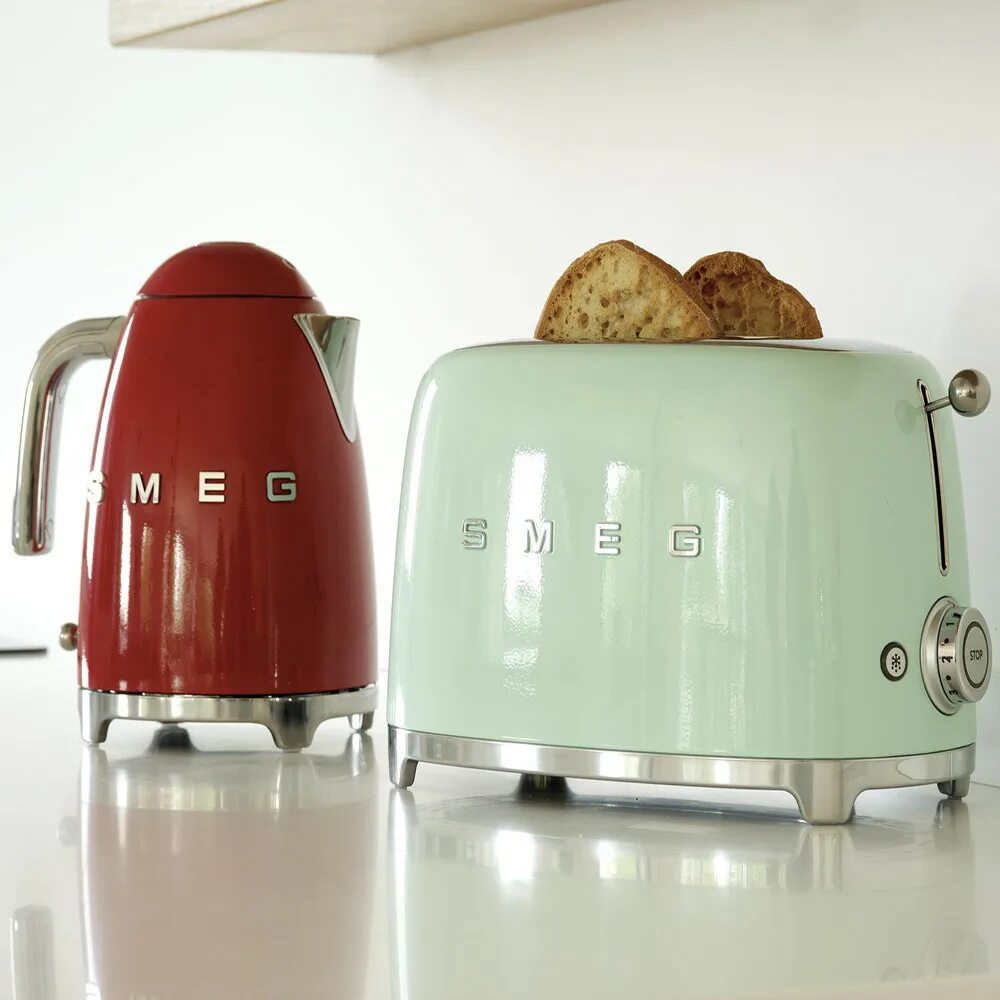 Фирма smeg. Чайник Smeg klf03rdeu 1.7l. Чайник Smeg 1.7. Smeg klf03rdeu (красный). Тостер Смег зеленый.