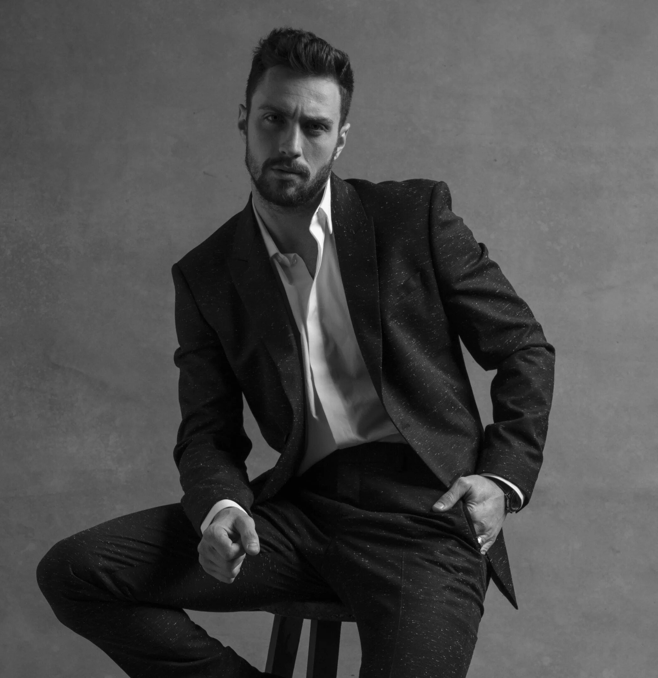 Будь жестким мужчиной. Aaron Taylor-Johnson Givenchy Gentleman. Брутальный мужчина в костюме.