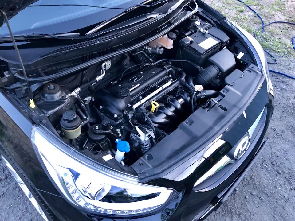 6. Подкапотка солярис 1. 6. Hyundai solaris 2012 подкапотка. Подкапотное пространство хендай.