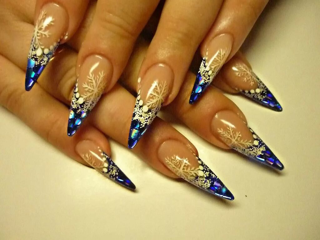 новогодний дизайн ногтей 2024 на острые ногти. новогодний френч на длинные острые ногти. новогодние ногти длинные. маникюр на острые ногти геометрия. красивые острые ногти на новый год.