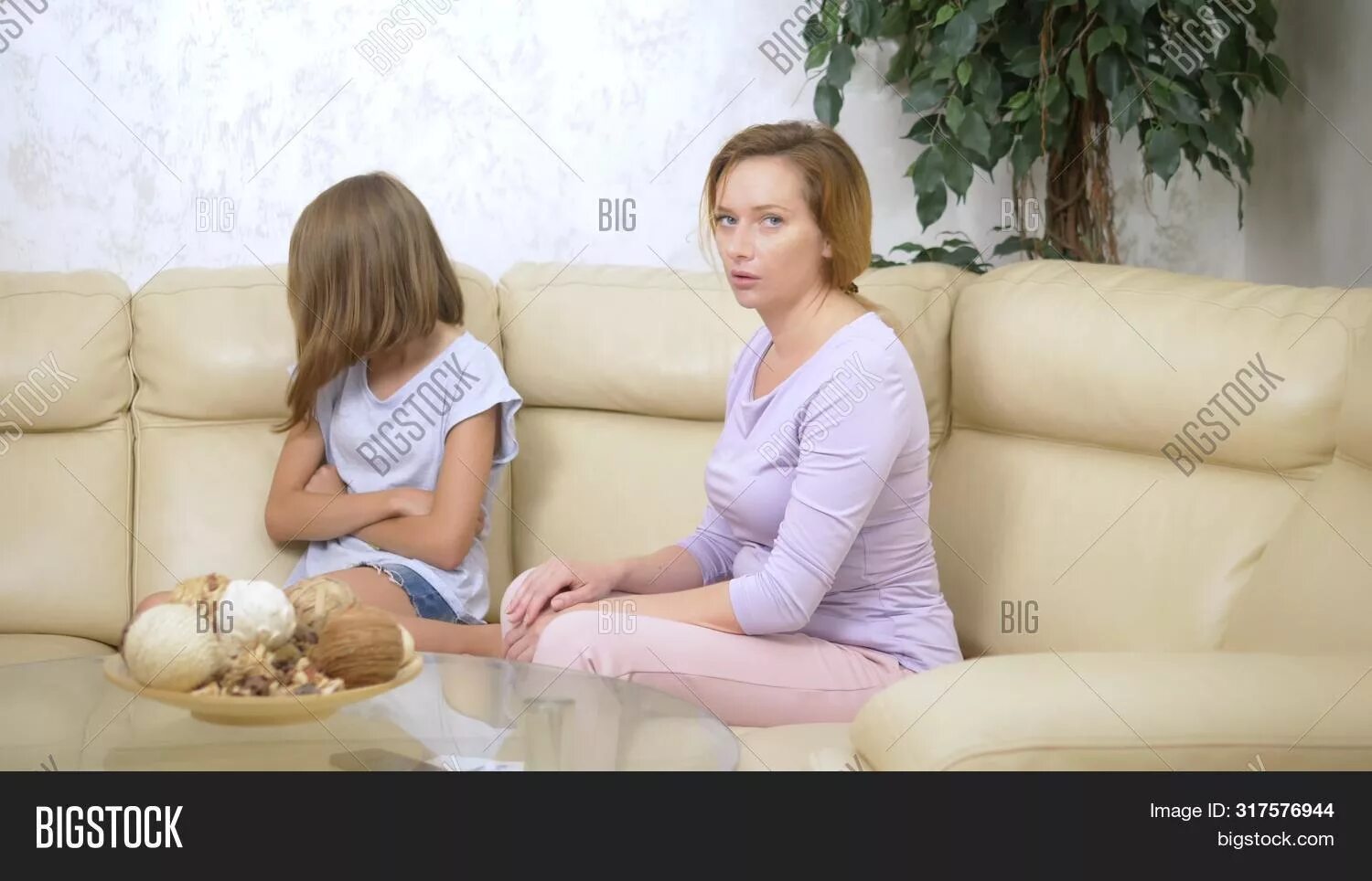Мама разочарована ребенком фото. Мама в диване 1х. Дочь делает маме массаж ног на диване.