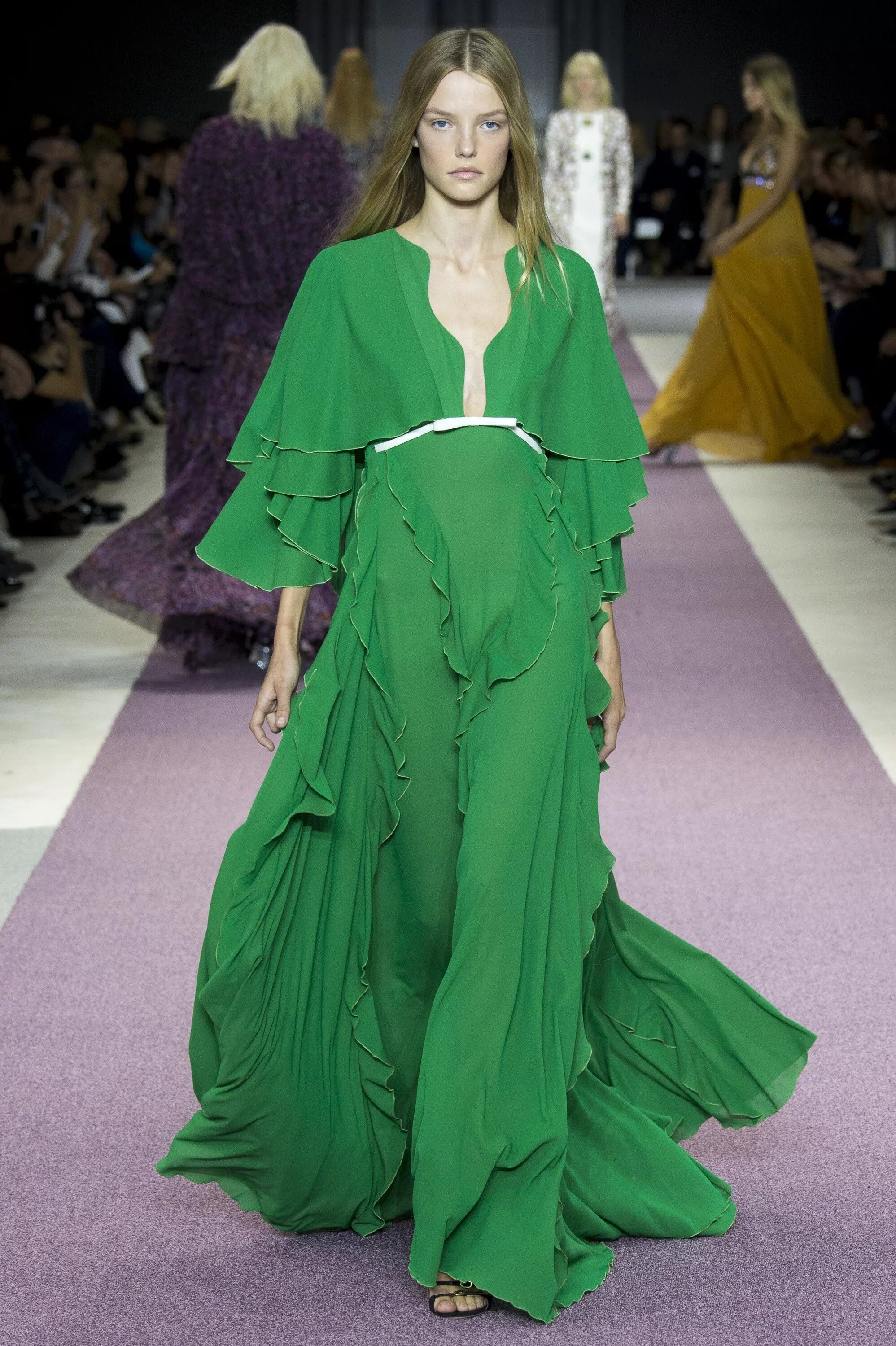 Greening mod. Зеленое платье подиум. Платье зеленого цвета. Зеленый цвет в моде. Платье салатового цвета.