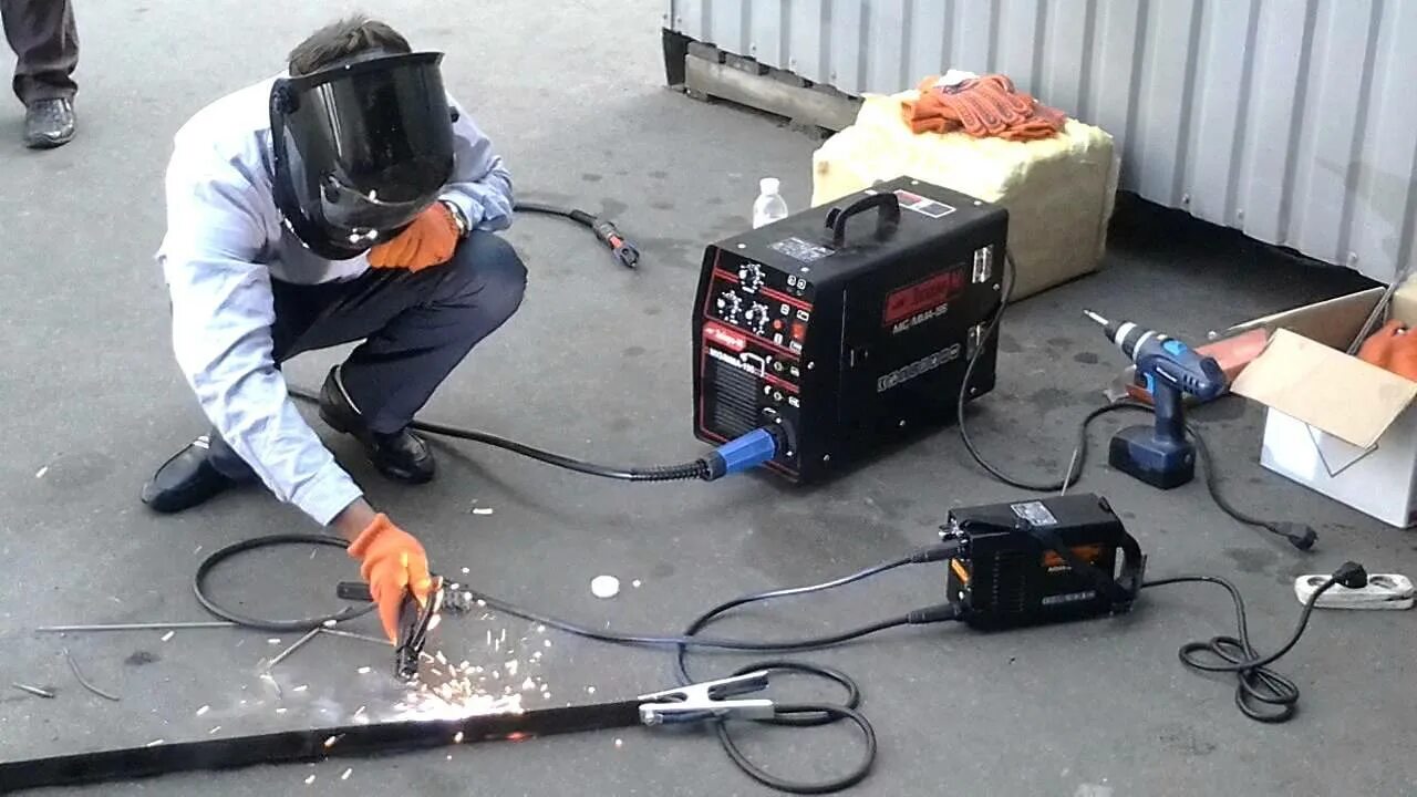 Как работать сваркой видео