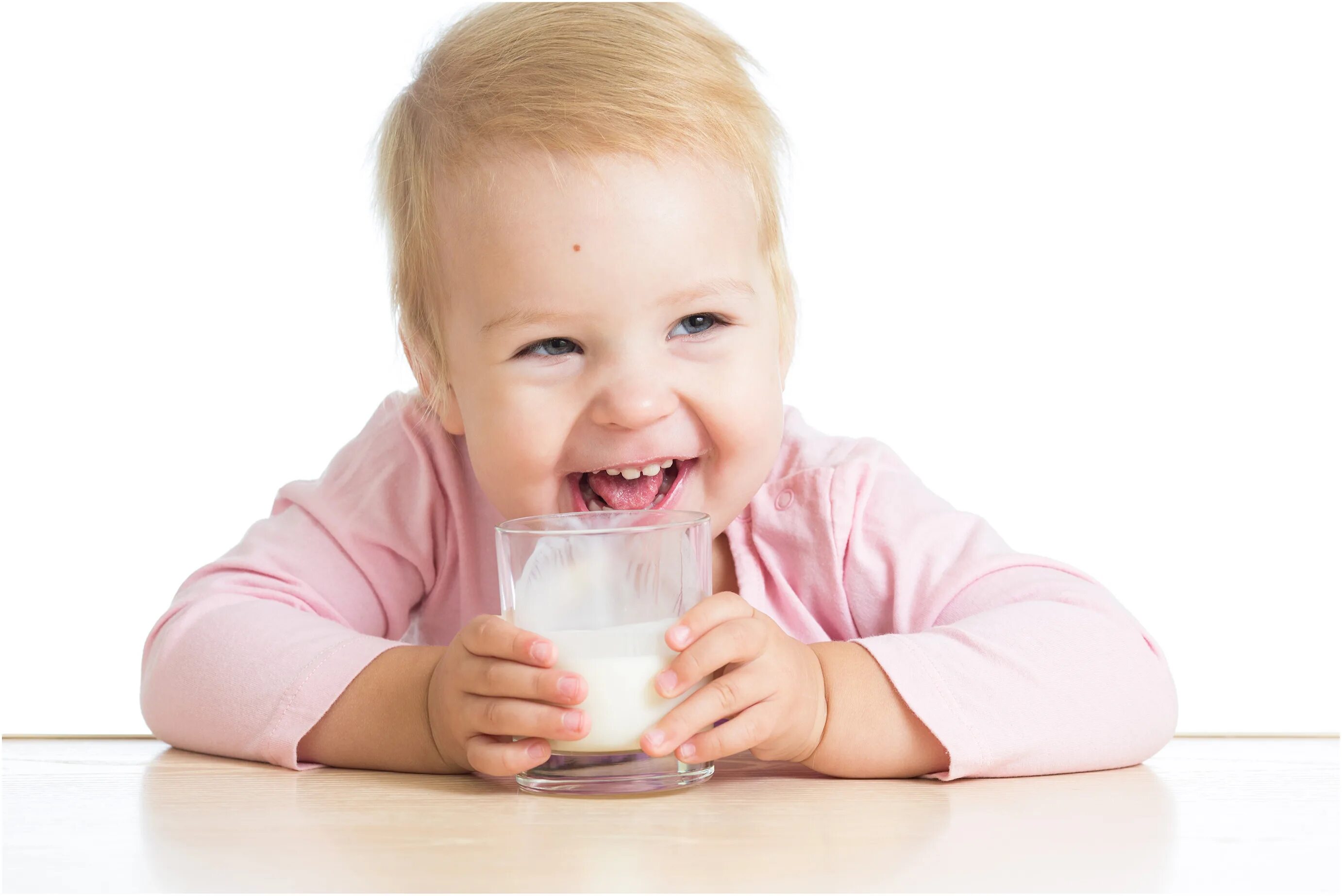 Молочные продукты ребенку 2 года. Ребенок пьет молоко. Кисломолочные продукты для детей. Ребенок пьет кефир. Молоко для детей.
