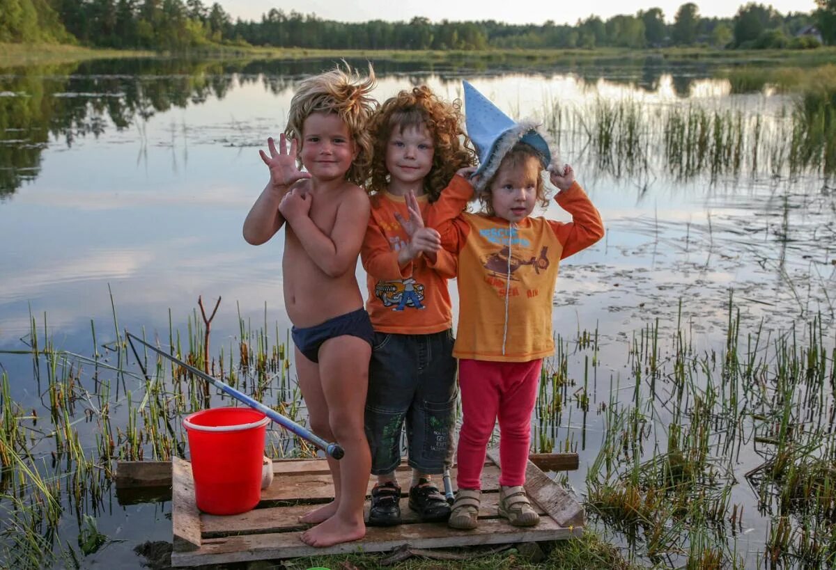 Купается на природе. Летом на речке. Дети на озере. Дети на речке в деревне. Лето речка.