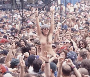 Nude crowd surf - Autoclusters.eu. 