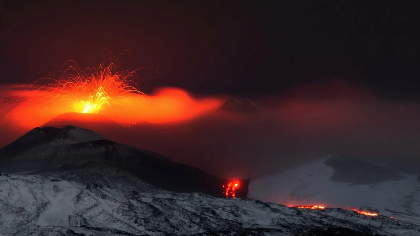 Вулкан Этна. Вулкан Эльбрус в Антарктиде. Гора Этна. Вулкан Эребус извержение 2011. Действующий ли вулкан эльбрус