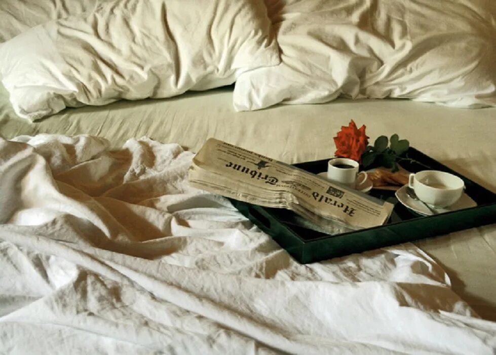 Жаркая постель. Кофе в постель. Утро кофе в постель. Цветы и кофе в постель. Кофе в постель для любимой.