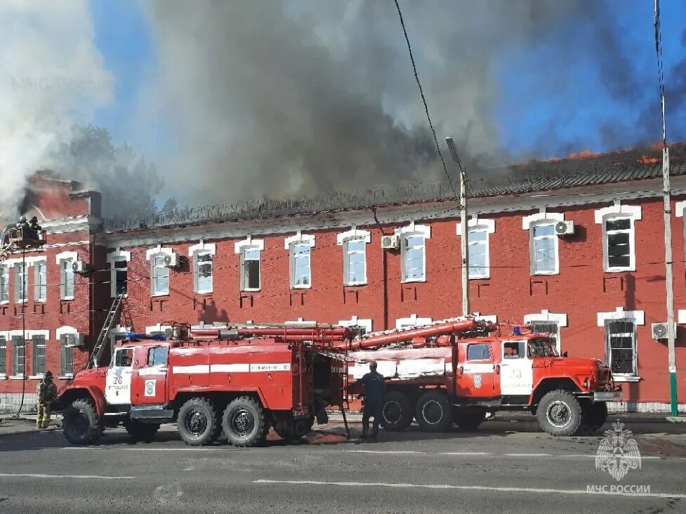 Горящее здание. Пожар в здании. Пожар в Мичуринске. Пожа Тамбов. 3 июня тамбов