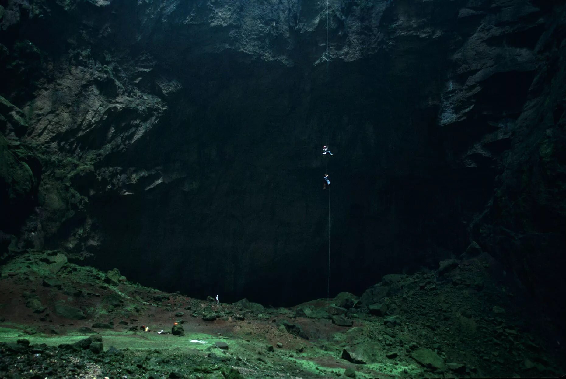 Big mother nature cave. Пещера Крубера-Воронья. Пещера Крубера-Воронья в Абхазии. Карстовая пещера Крубера. Пещера Верёвкина Абхазия.