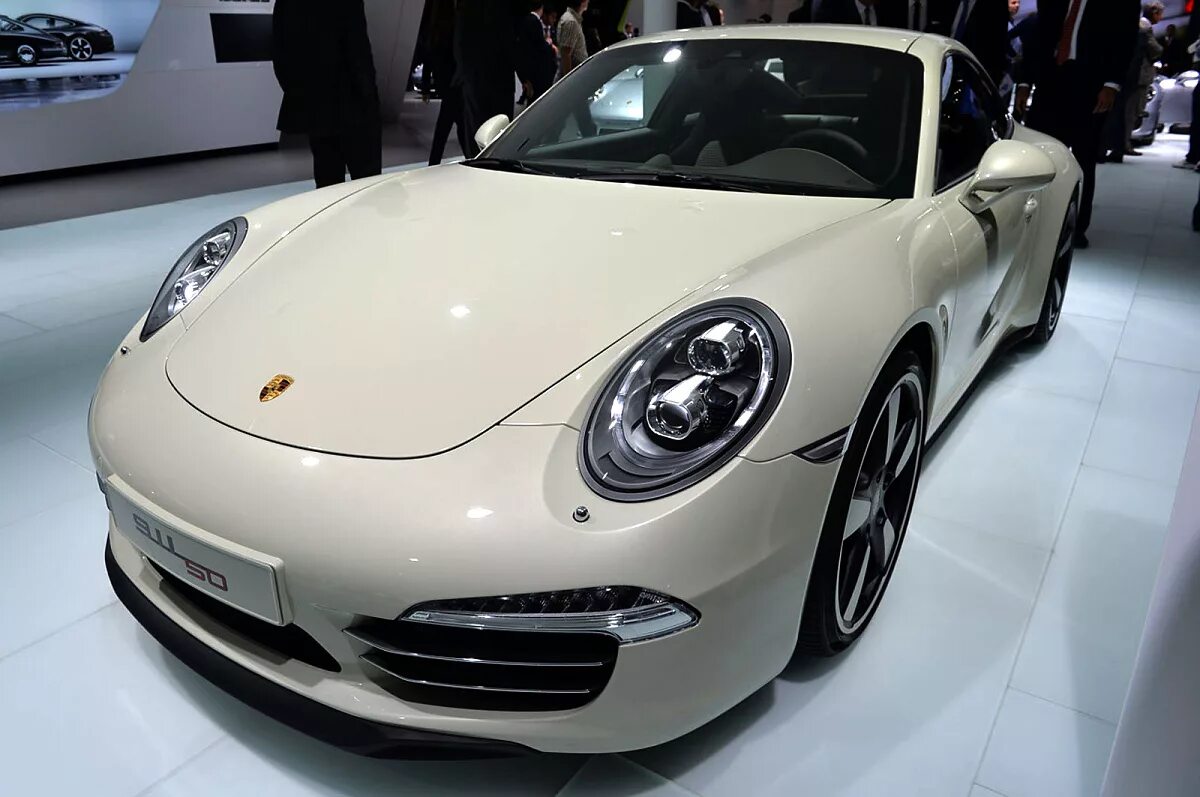 Порше страна. Porsche 911 50. Порше 911 Юбилейная версия. Порше 911 винтажный. Porsche 911 Edition 50 years Porsche Design.
