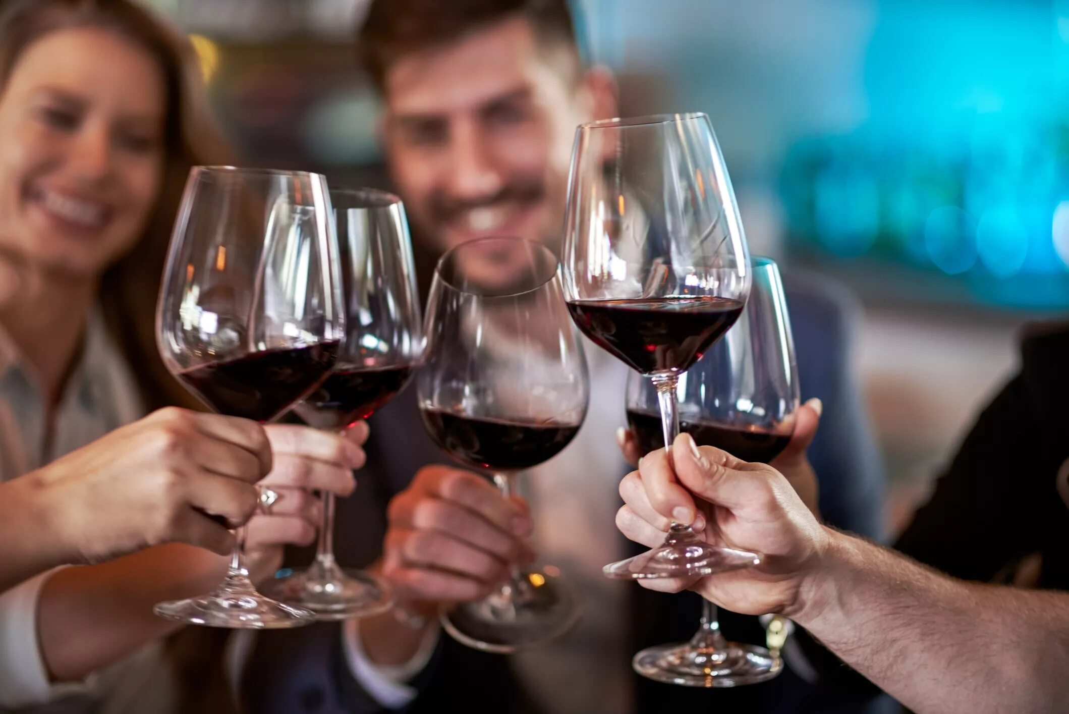 Пить вино ресторан. Есть хинкали пить вино пятницкая пятницкая. Пить вино ресторан. Вино и сыр дегустация. Бокал вина в баре.