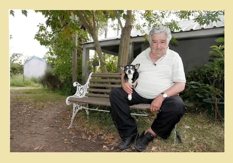 Самого честного человека. Хосе Мухика с собакой.