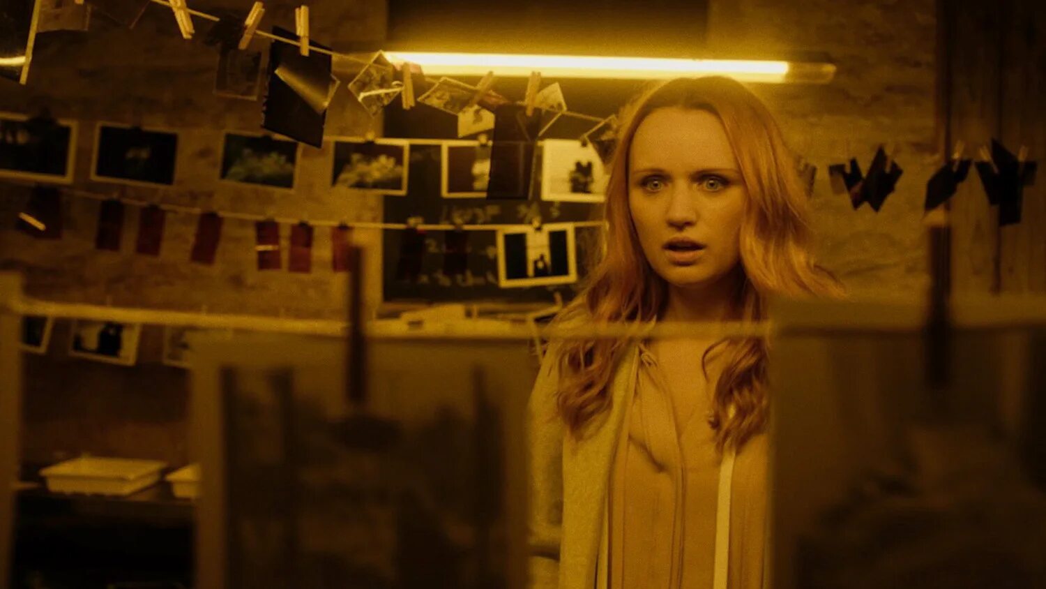 в постели с незнакомцем фильм. эмили беррингтон в постели с незнакомцем. эмили беррингтон и бен ллойд хьюз. в постели с незнакомцем фильм 2022. в постели с незнакомцем 2021 отзывы.