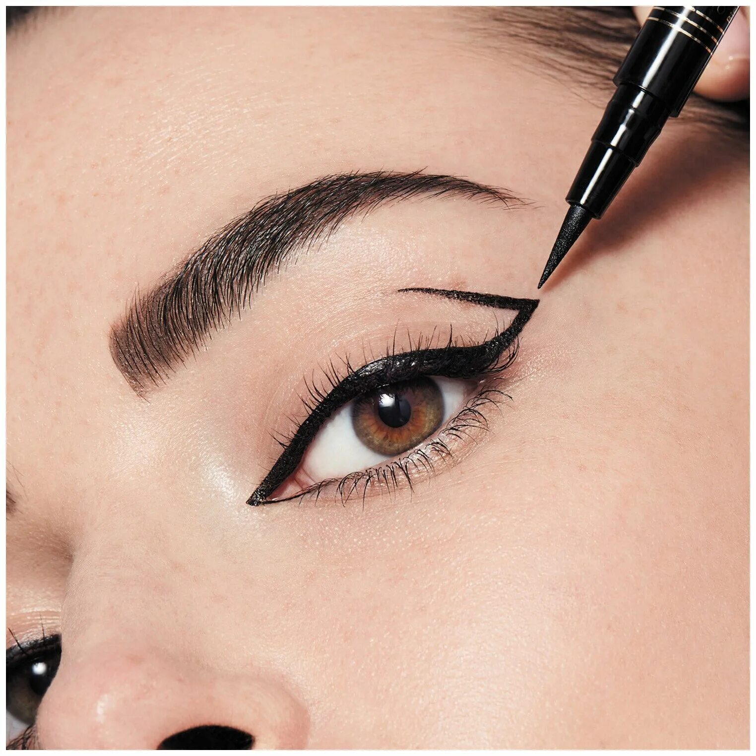 Eyeliner для глаз. Bourjois подводка-фломастер Liner feutre. Bourjois подводка-фломастер для глаз Liner feutre Slim. Подводка для век Bourjois Eyeliner Slim, тон 17. Стрелки на глазах.