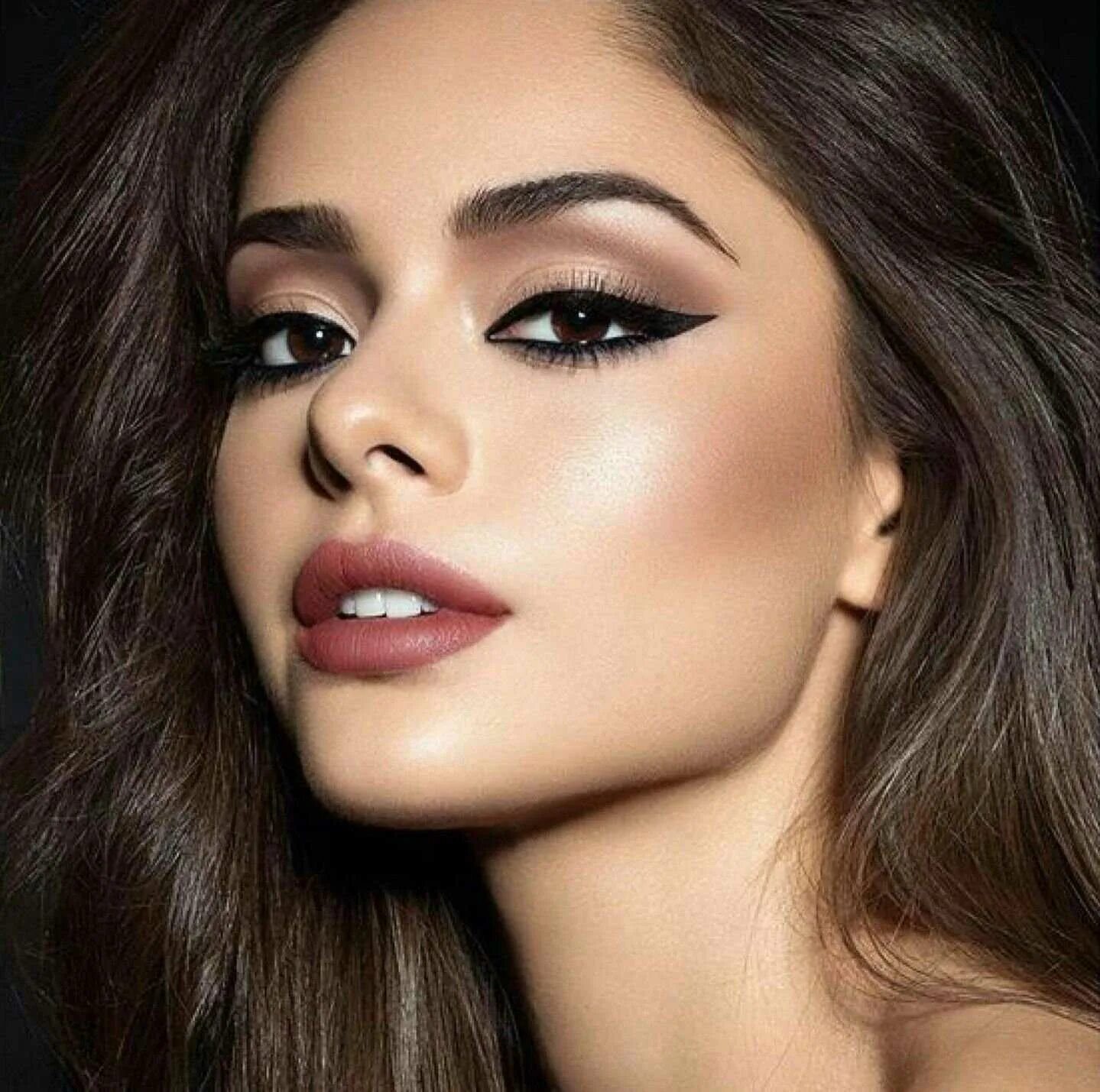 Карие глаза и красная помада. Вечерний макияж для брюнеток. Бейонсе помада. Макияж нюд для карих глаз. Нюдовый смоки для карих глаз.