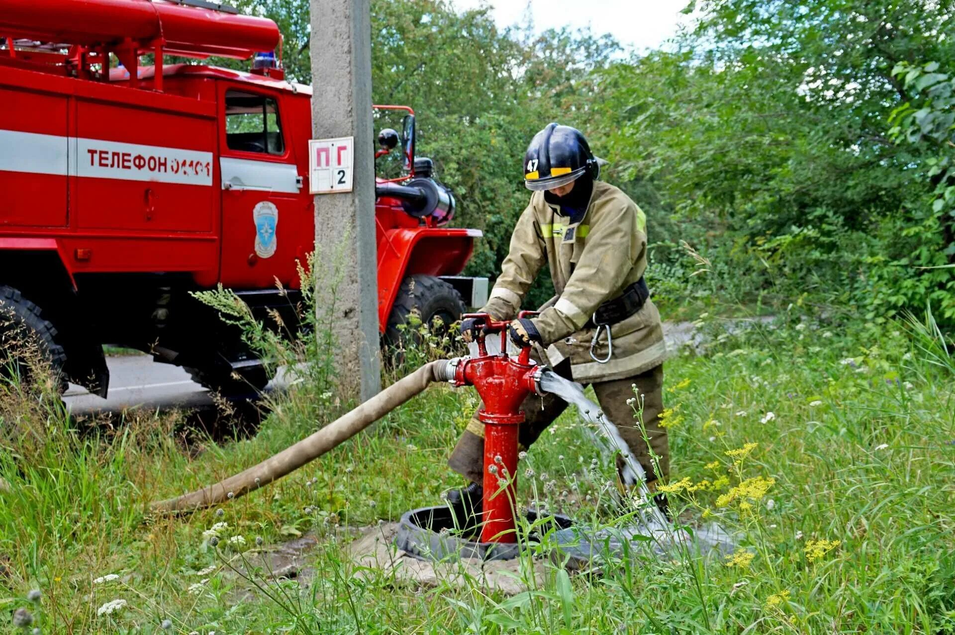 Пожарник спасает. Пожарное депо добровольной пожарной команды. Пожарная машина мчс. Пожарная машина. Златоуст пожарная часть 8.