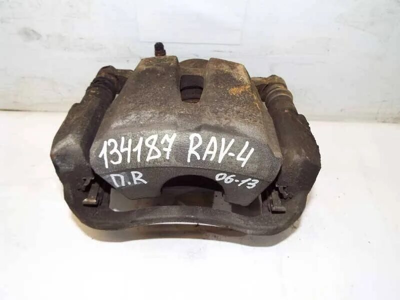 Суппорт на рав 4. Направляющие суппорта рав 4 3 поколения. Пластина зад суппорта рав 4 2. Устройство тормозного суппорта рав 4. Суппорт на рав 4.