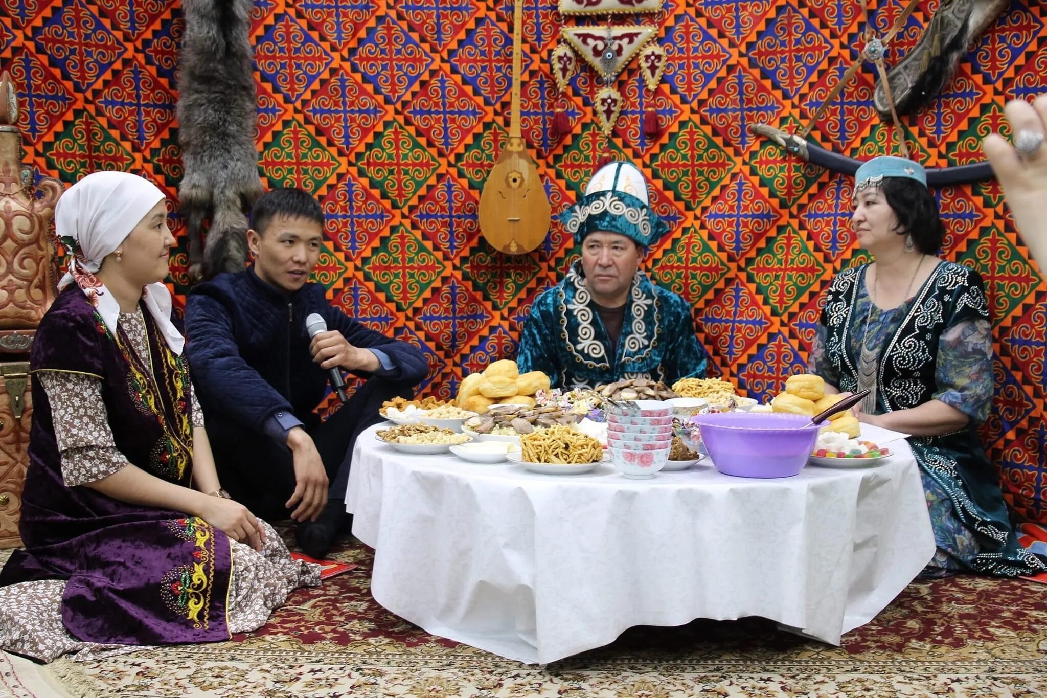 Как поздравить казаха. Курсяйт у казахов. Наурыз. Праздник курсяйт у казахов. Казахские национальные обряды на Наурыз.