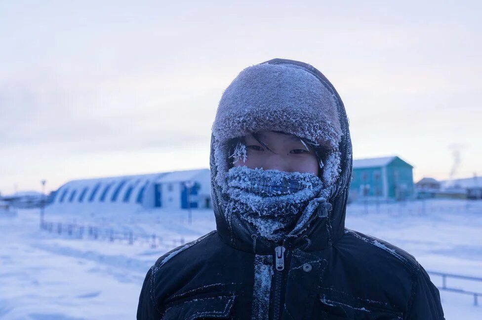 Где мороз 40. Оймякон и Верхоянск. Оймякон люди. Самый холодный город в России. Город Оймякон холодный.