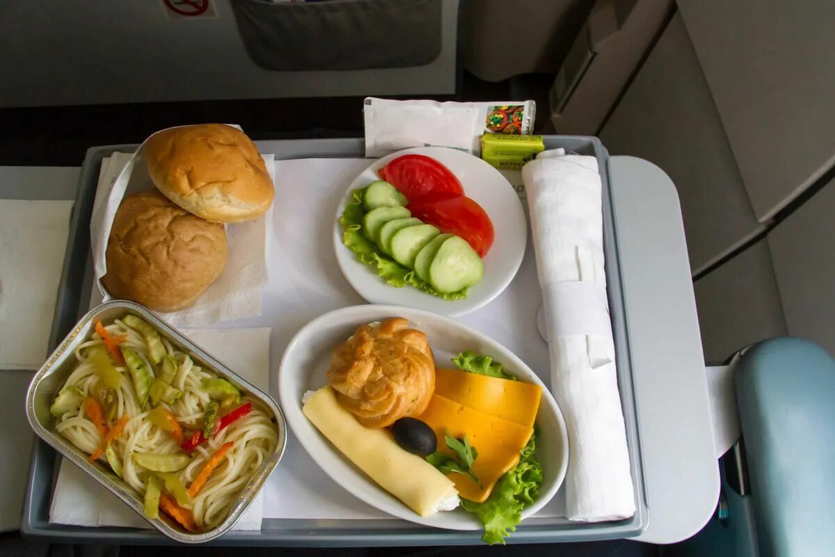 Победа можно ли еду. Еда в самолете. Обед в самолете. Бортового питания. Кухня в самолете.