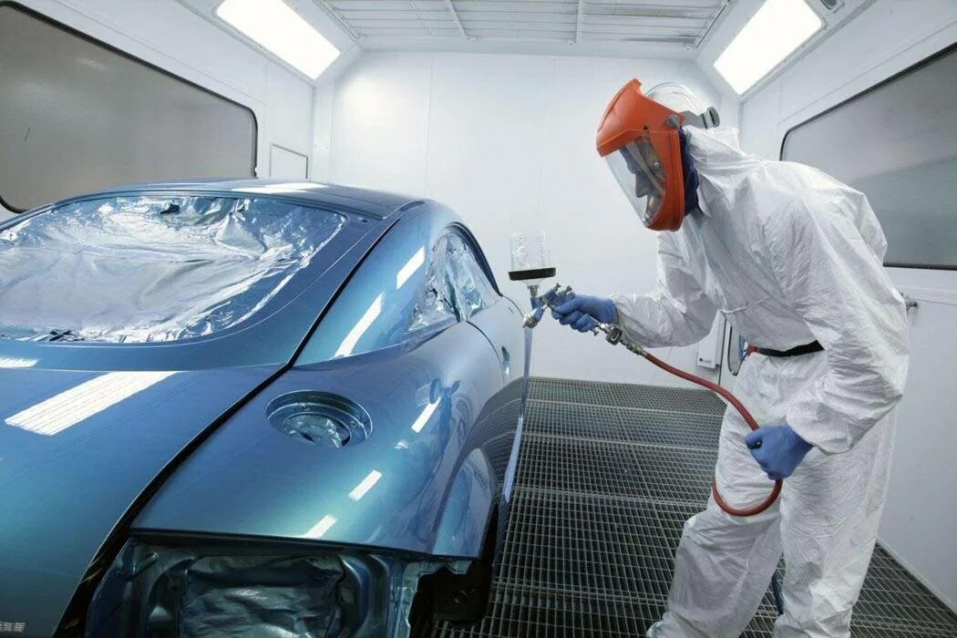 Для окраски автомобиля используют следующий способ. Автомаляр подготовщик. покраска машины. покраска кузова. окраска кузова автомобиля.