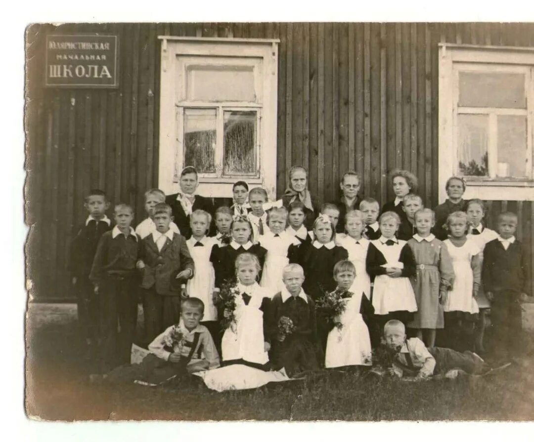 Школьный двор конца 19 века. Школу 1959 москва. Школа 1959 москва. Выпускники квасниковской школы 1959. Выпускники школы 1961 года.