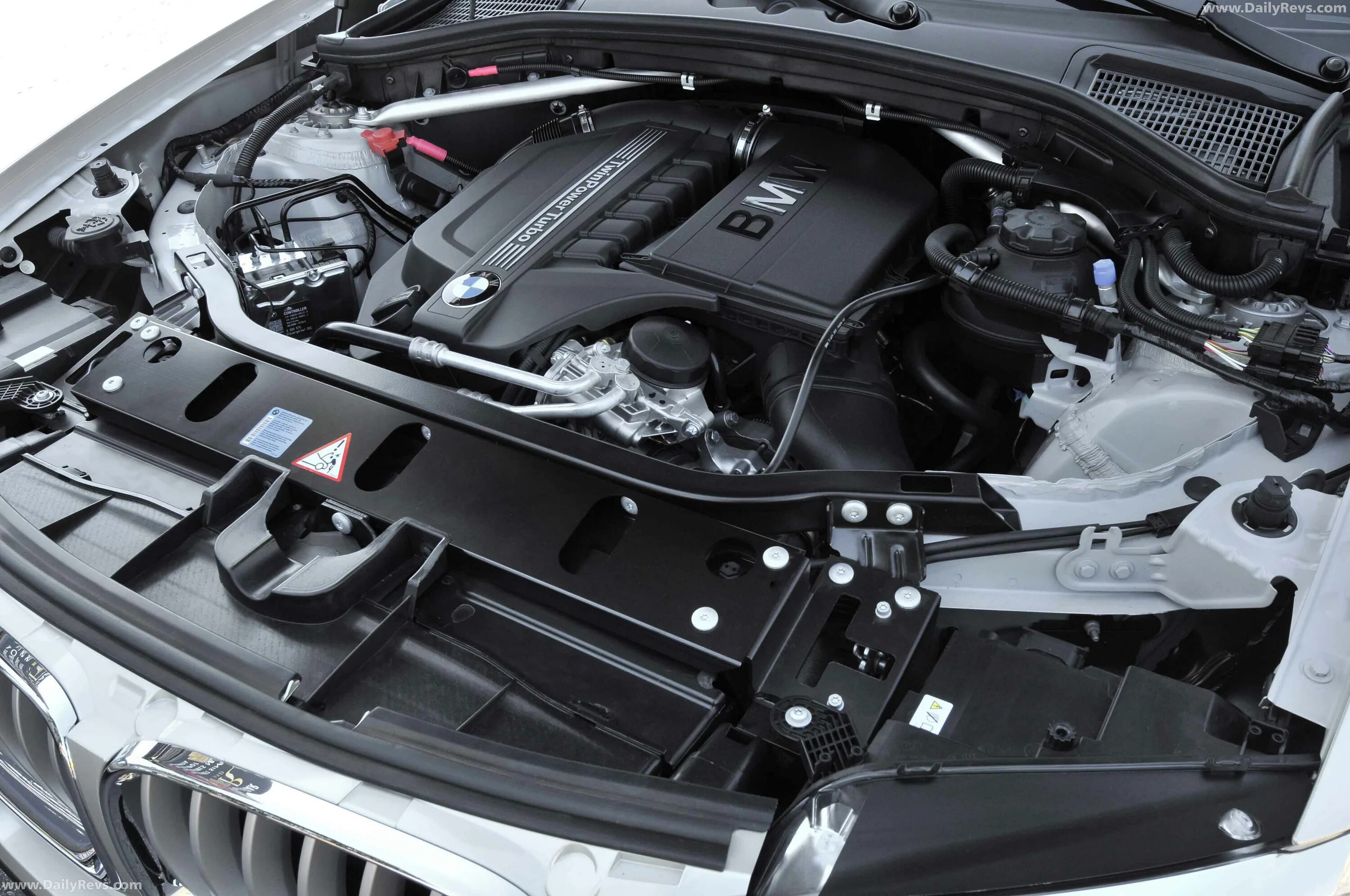 Двигатель бмв х3 2.0. BMW x3 f25 под капотом. BMW x3 АКБ. БМВ х3 ф25. БМВ х3 ф25 2.0 дизель.