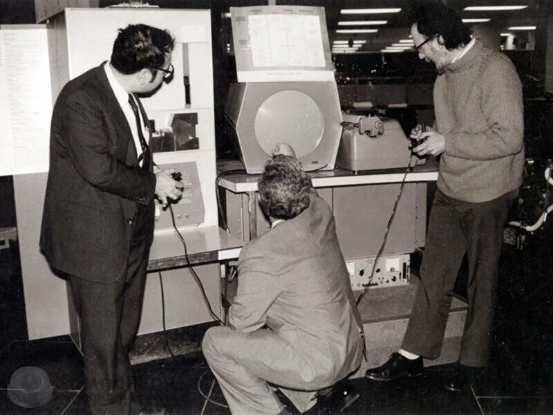 Играть 1 история. Стив Рассел Spacewar. Стив Рассел Spacewar 1962. Spacewar первая игра. Первая компьютерная игра Стива Рассела.