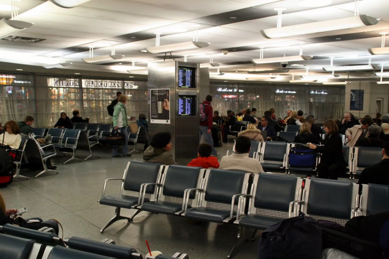 аэропорт инвернесс. Departure lounge. Departure lounge в аэропорту. сиденья в аэропорту. Departure lounge.