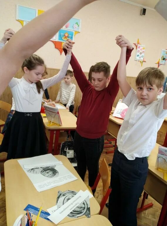 Учитель также отметил выдающиеся успехи ученика. Русские дети изобретатели. Успешный ребенок. Кто самый крутой в классе. 3 Часа в школе.